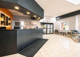 Comfort Hotel & Suites 3