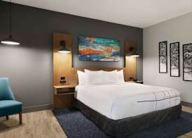 La Quinta Inn & Suites by Wyndham College Station North 4