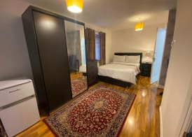 ASHMINA HOLIDAY LET with Free onsite Parking for SMALL VANS and cars only 3