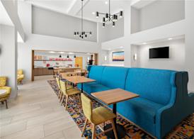 Hampton Inn & Suites New Castle 4