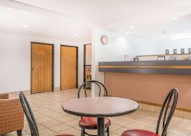 Super 8 by Wyndham Portage 3