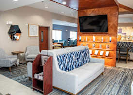 Holiday Inn Express & Suites MASON CITY by IHG 3