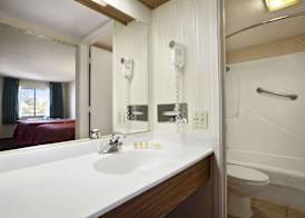 Days Inn by Wyndham Gilroy 2