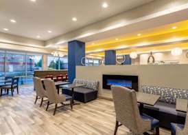 La Quinta Inn and Suites by Wyndham Bloomington 5