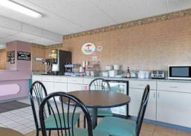 Super 8 by Wyndham Wapakoneta 2
