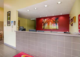 Econo Lodge Marion I-81 4