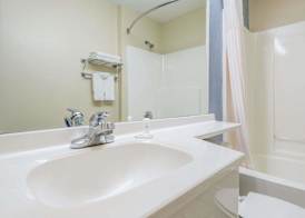 MICROTEL INN & SUITES BY WYNDHAM KANSAS CITY AIRP 3