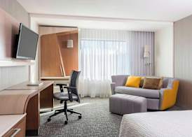Courtyard by Marriott London 3