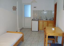 Yiannis Yard studios & apartments 5