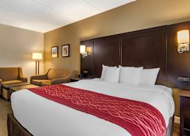 Comfort Inn & Suites near Six Flags 3