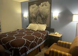 Super 8 by Wyndham Cleveland TX 4