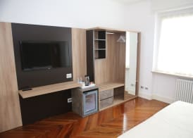Champagne Rooms 5