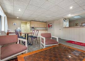 Econo Lodge Dewitt I-90 5