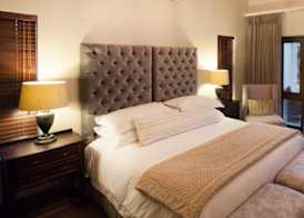 Under Oaks Guesthouse 3