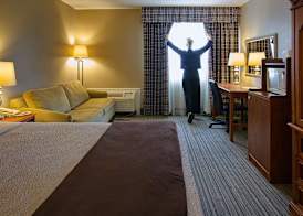 Ramada by Wyndham London 4