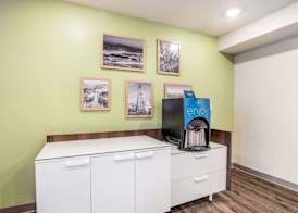 WoodSpring Suites Colton 5