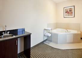 Holiday Inn Express & Suites GUTHRIE NORTH EDMOND by IHG 3