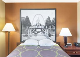 Super 8 by Wyndham Poplar Bluff Missouri 4