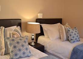 Caulfield Self Catering Apartment #SOLAR ENERGY - NO LOADSHEDDING 4