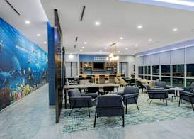 La Quinta Inn & Suites by Wyndham Galveston North at I-45 5