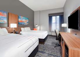La Quinta Inn & Suites by Wyndham St. Petersburg Northeast 5