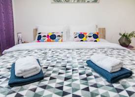 2 Bedroom Apt. in the Business Zone- Free Parking 4