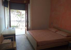 Room-spacious Triple Room a Stones Throw 2
