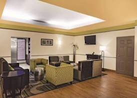 La Quinta Inn & Suites by Wyndham Beaumont West 4