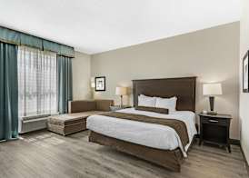 Best Western Plus Chain of Lakes Inn & Suites 5