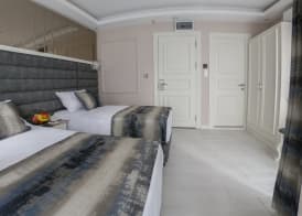Crowned Hotel 3
