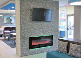 La Quinta Inn & Suites by Wyndham Indianapolis Downtown 2