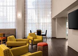Hampton Inn & Suites State College at Williamsburg Square 2
