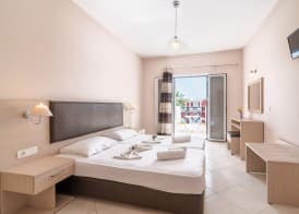 Yakinthos Hotel 4