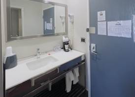 Days Inn by Wyndham Great Lakes Naval Base 5