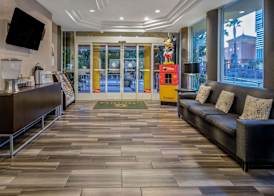 La Quinta by Wyndham Anaheim 3
