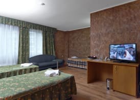 Hotel Akord - Free Parking & Metro Access 5