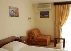 ROOMS & APARTMENTS DOBROTSKI DVORI 4