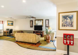 Econo Lodge Darien 2