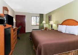 Howard Johnson by Wyndham Tallahassee 2