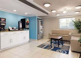Days Inn & Suites by Wyndham Indianapolis Airport East 2
