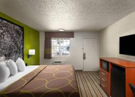 Super 8 by Wyndham Lake City 4