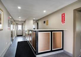 ECONO LODGE INN & SUITES 5