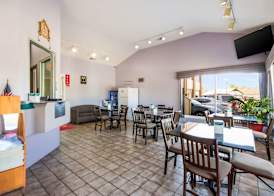 Econo Lodge Little Creek 3