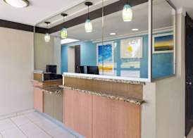 Days Inn & Suites by Wyndham Indianapolis Airport East 3