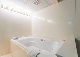 ECONO LODGE INN & SUITES 2