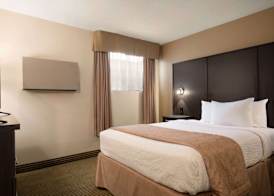 Days Inn by Wyndham Renfrew Conference Centre 4