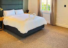 Guinea Fowl Lodge - Lagoon & Heads View B&B, Central Knysna 3
