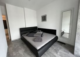 Cozy 2-Room Penthouse Lakeview W14 2