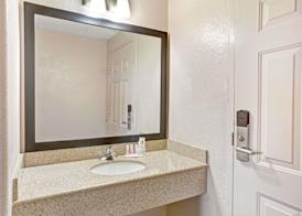 Howard Johnson by Wyndham Galveston 4