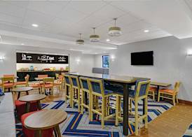Hampton Inn Utica 5